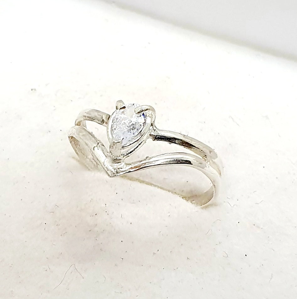 טבעת זהב לבן עם אבן טיפה - טבעת אירוסין