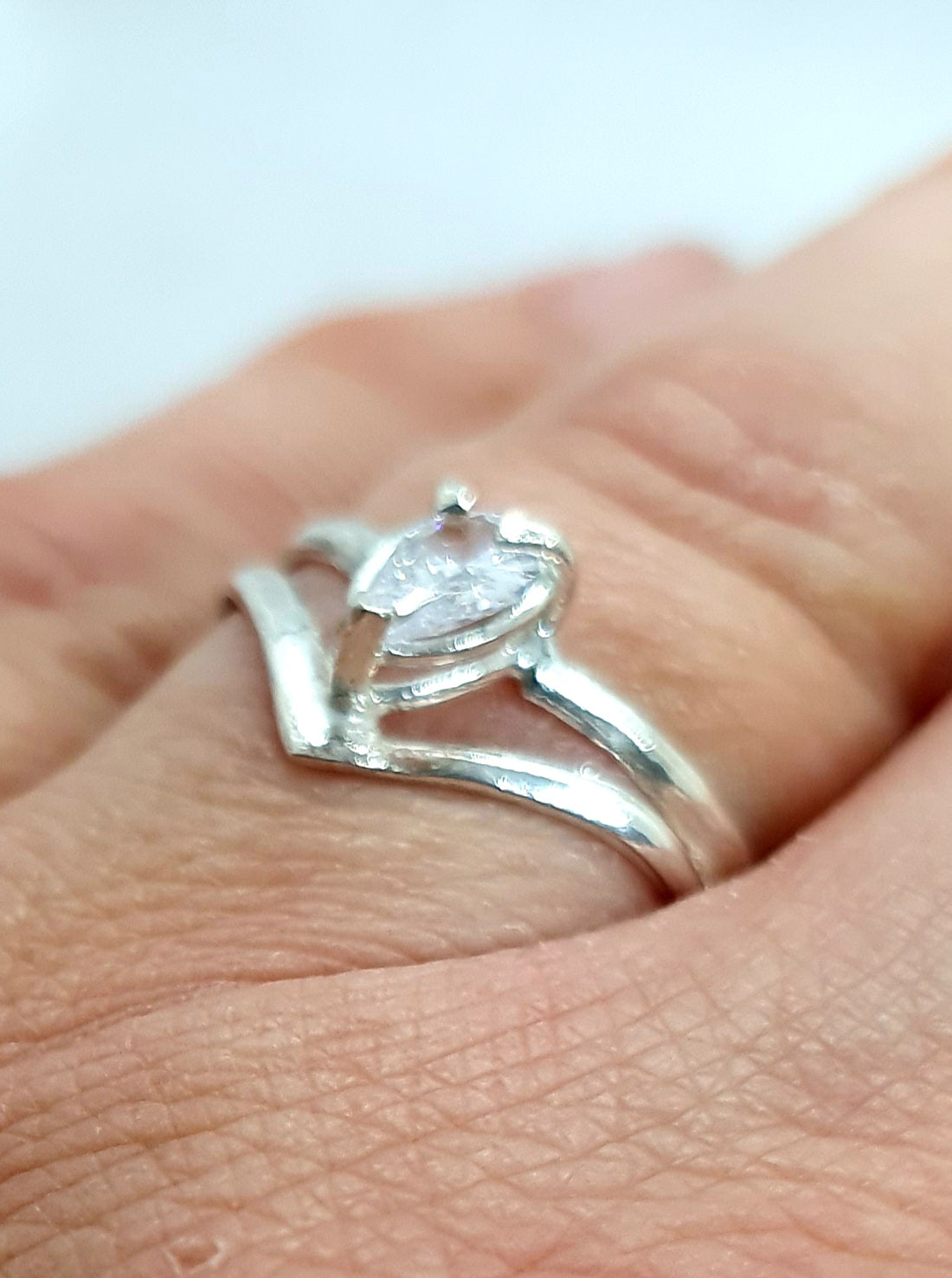 טבעת זהב לבן עם אבן טיפה - טבעת אירוסין