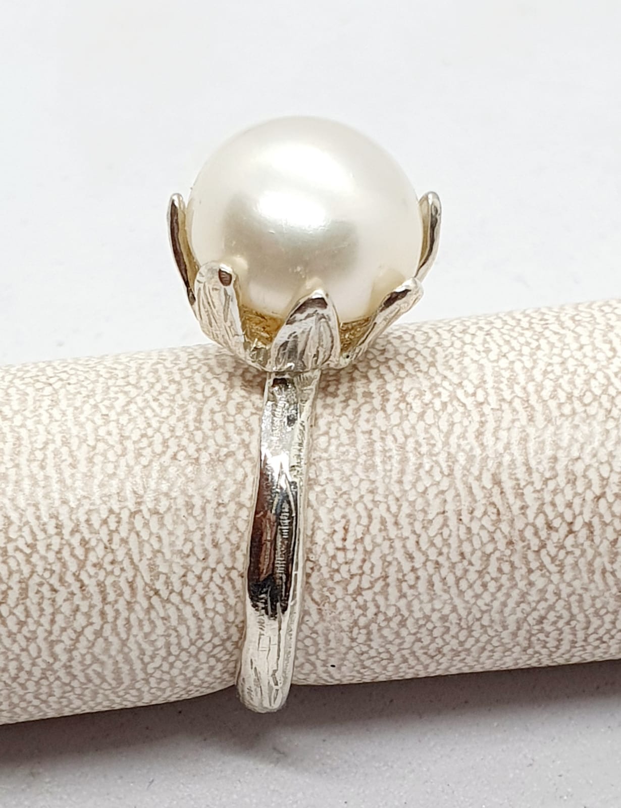 טבעת כסף עלים עם פנינה גדולה