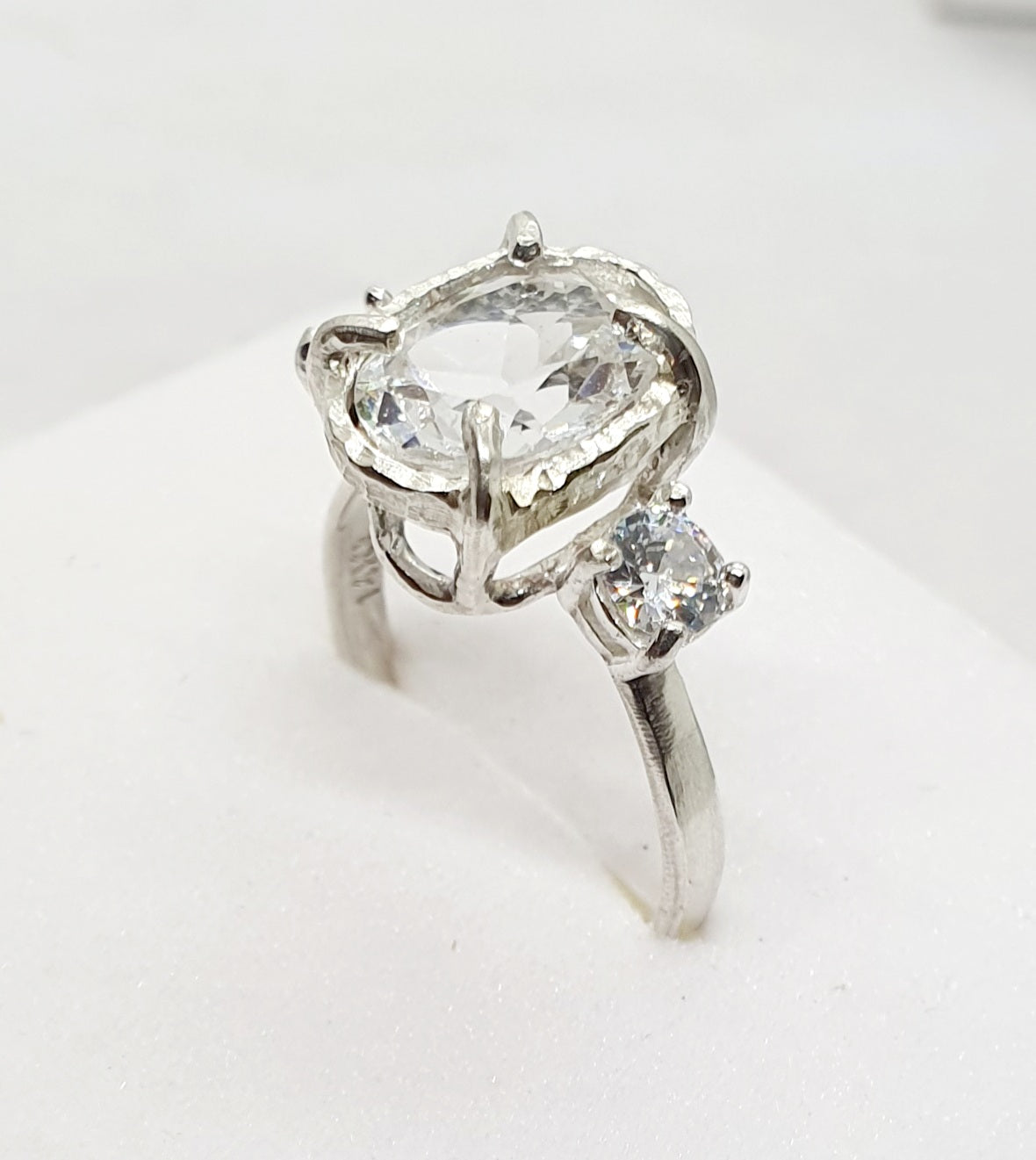 טבעת אירוסין זהב לבן אבן אובלית