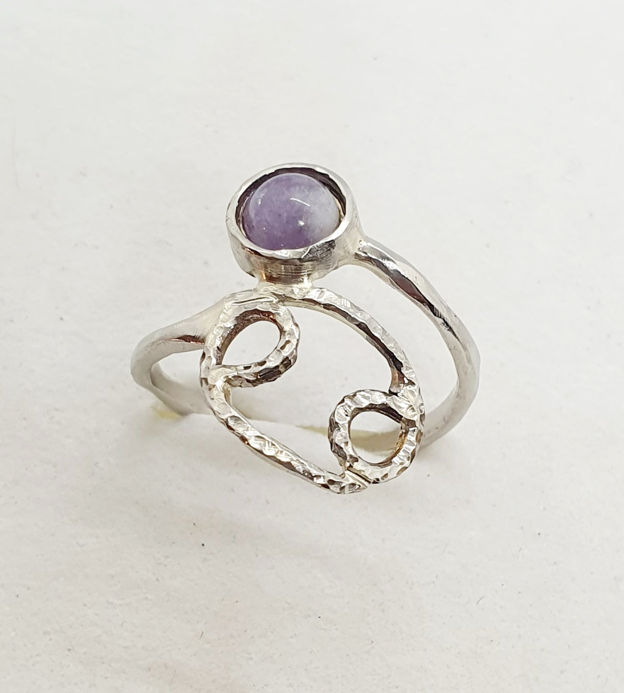 טבעת זהב לבן מזלות ואבן לידה