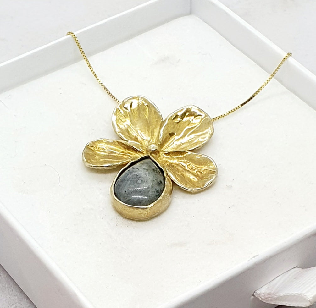 מחרוזת זהב עם פרח ואבן חן זהב