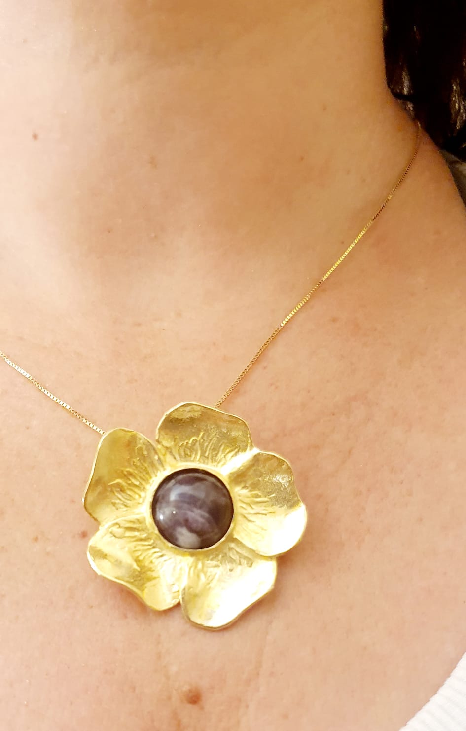 מחרוזת פרח גדול מזהב עם אבן חן