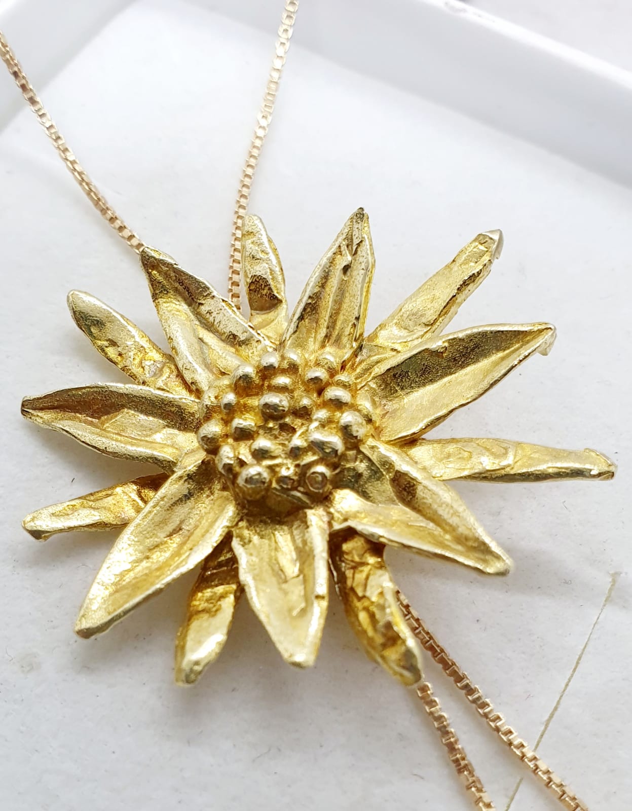 שרשרת זהב צ'וקר עם פרח גדול