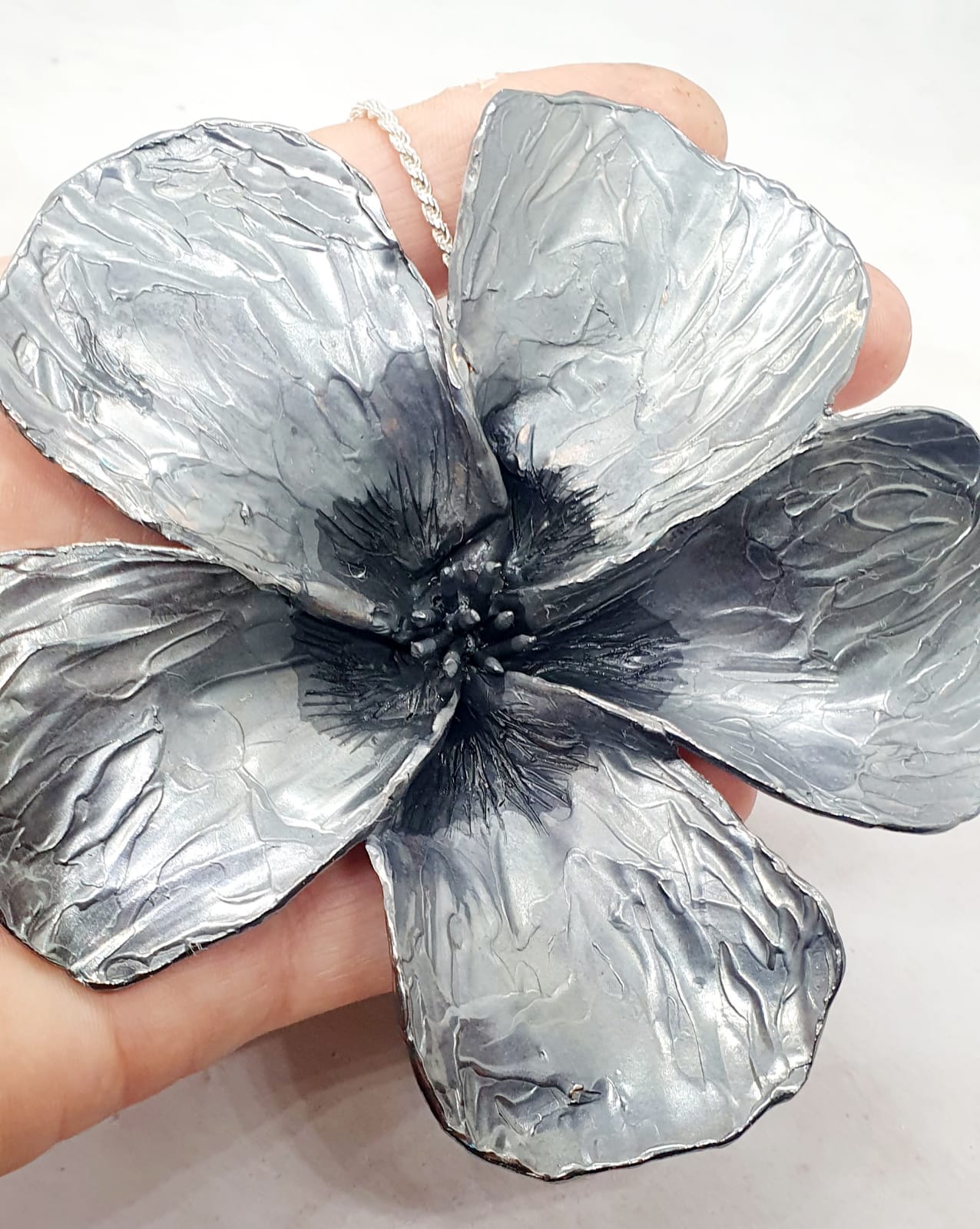 שרשרת עם תליון פרח ענק