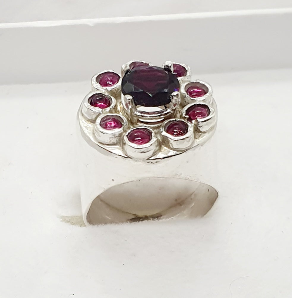 טבעת חותם עגולה מרובת אבני חן