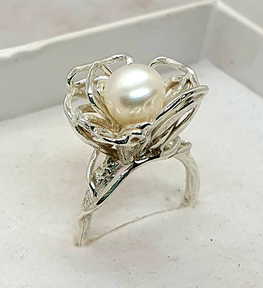 טבעת כסף משובצת פנינה שחורה