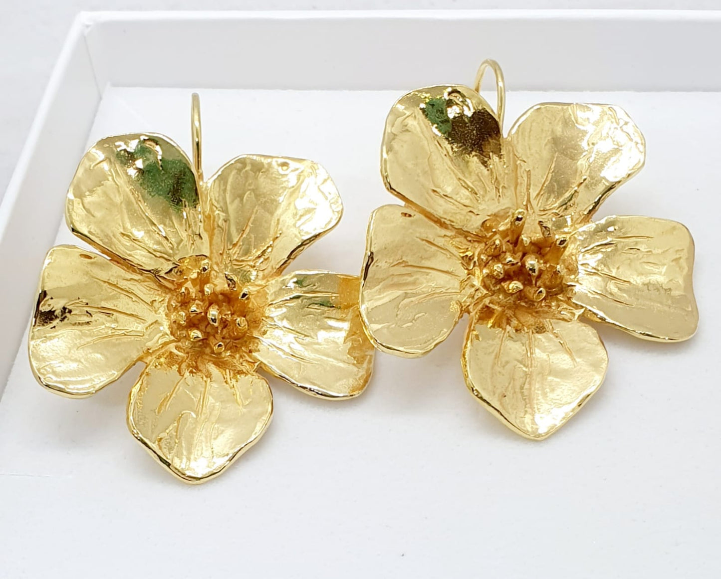 עגילי זהב פרחים גדולים צמודים