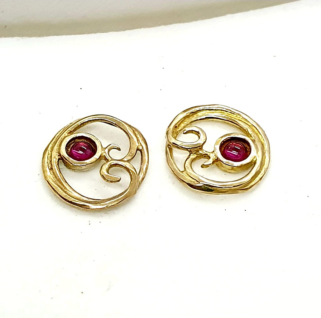 עגילי זהב 14 קראט צמודים עם גרנט