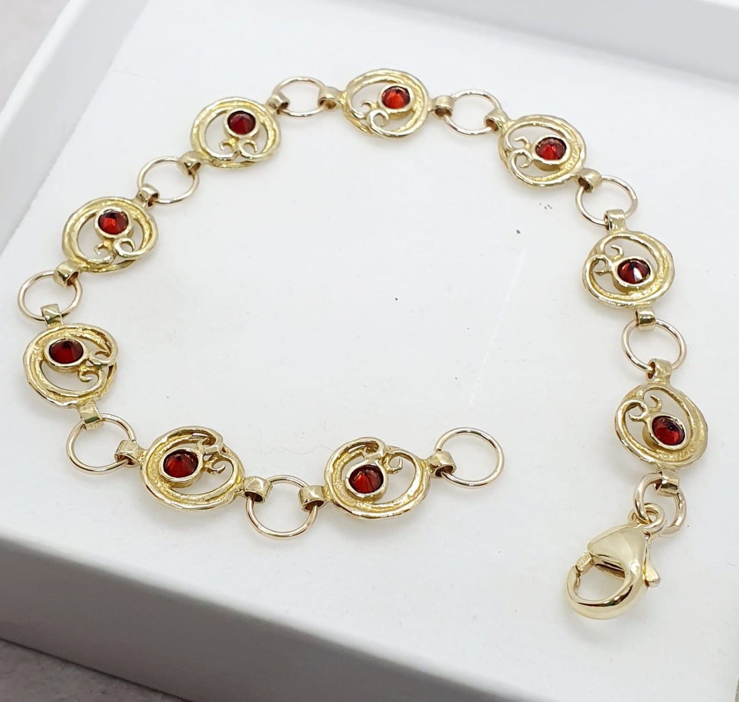 צמיד זהב 14 קראט חוליות ספירלה עם גרנטים