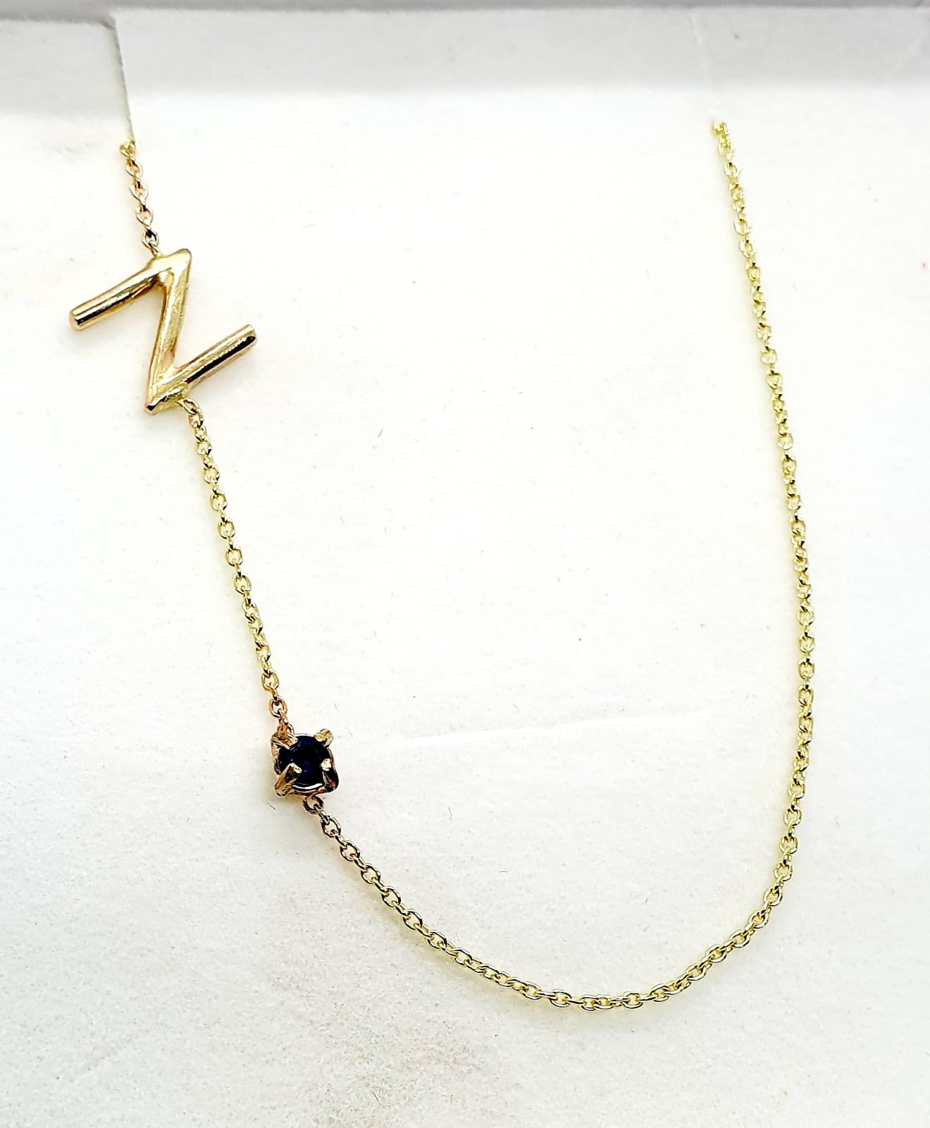 שרשרת זהב עם אות ואבן המזל