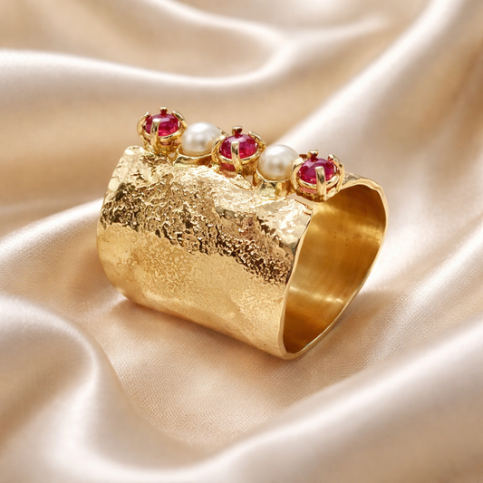 טבעת זהב רחבה עם רובי ופנינים