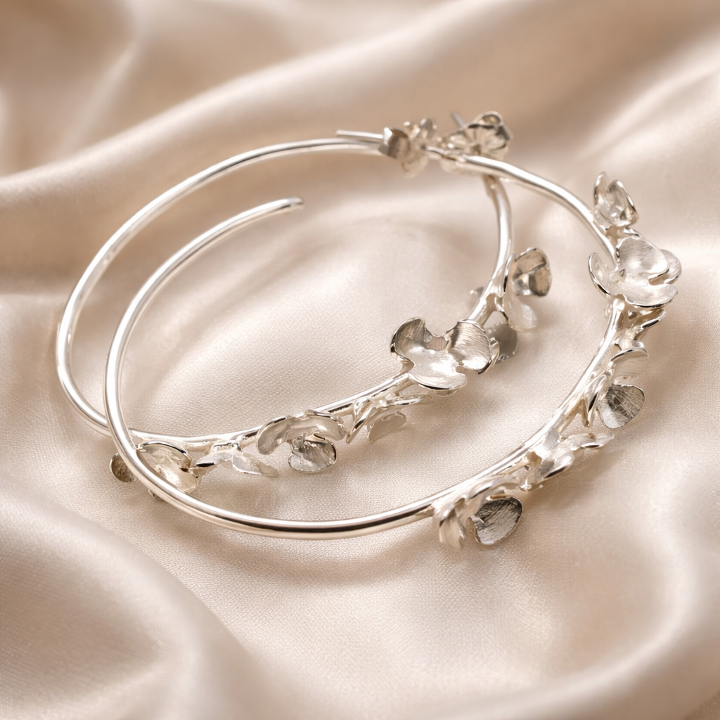 עגילי חישוק כסף עם פרחים