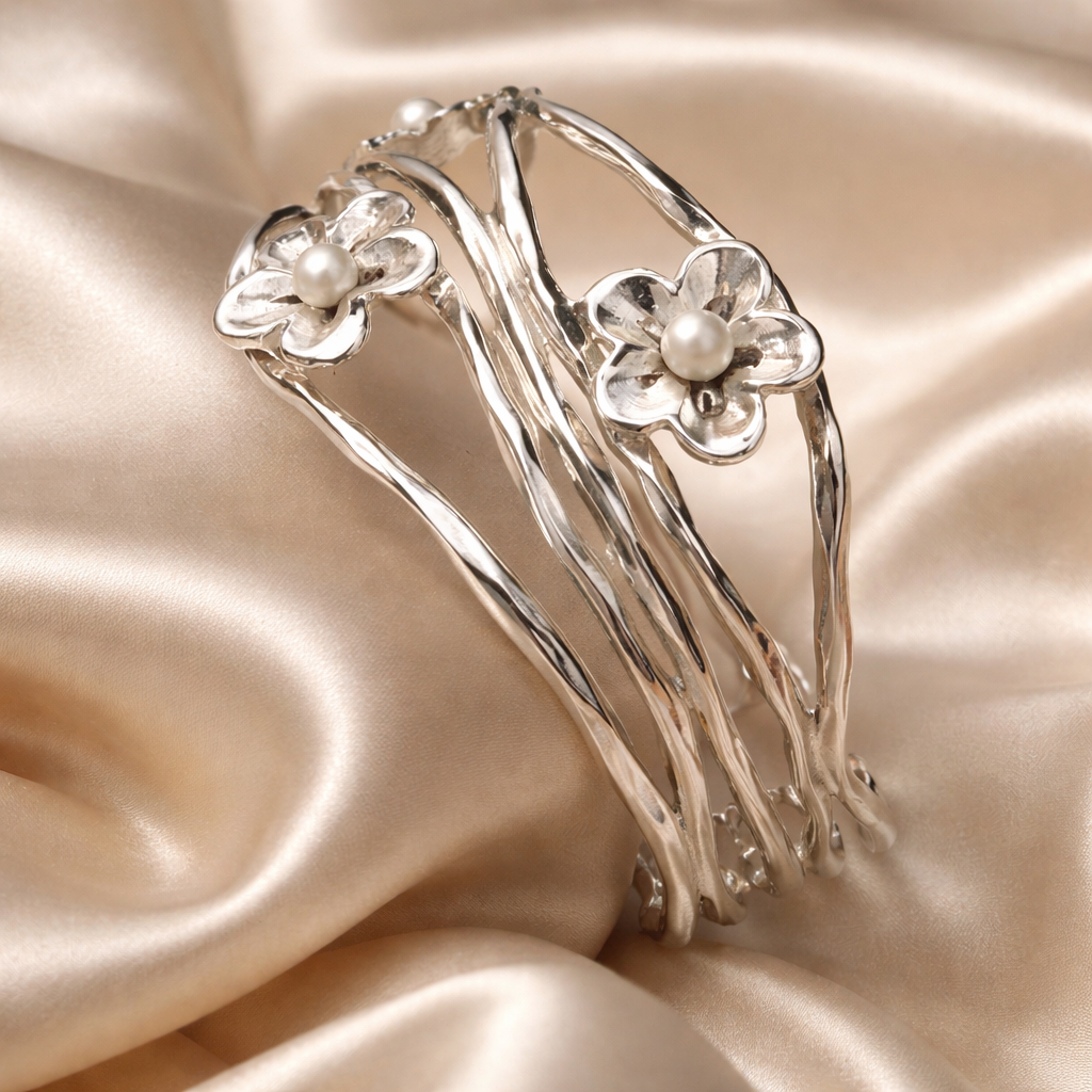 צמיד כסף עם פרחים ופנינים