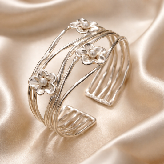 צמיד כסף עם פרחים ופנינים