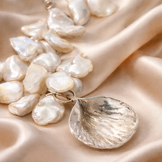 מחרוזת פנינים פראיות עם תליון כסף