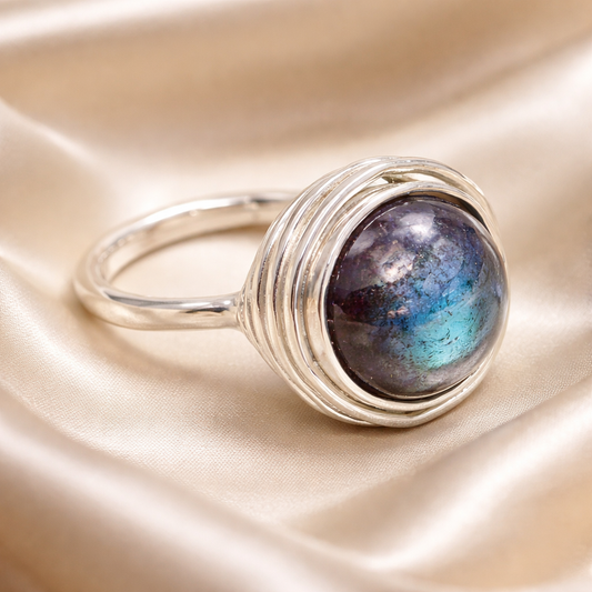 טבעת כסף גבוהה משובצת לברדורייט