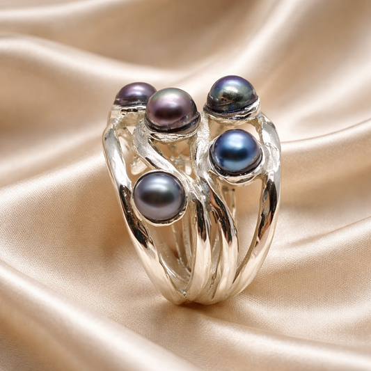 טבעת כסף מרובת אבנים פנינים