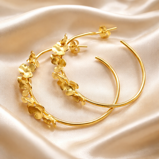 עגילי חישוק זהב עם פרחים