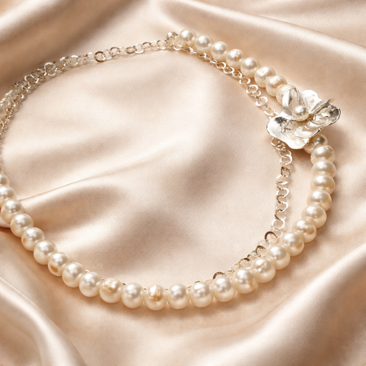 מחרוזת פנינים עם פרח כסף