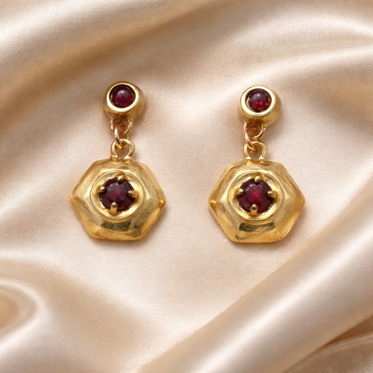 עגילי זהב צמודים משובצים גרנטים