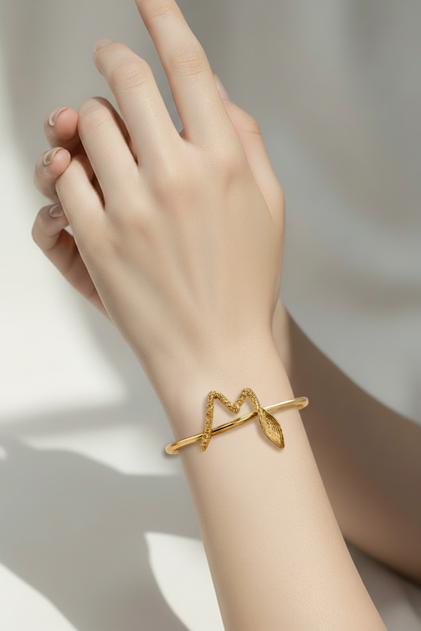 צמיד זהב 14 קראט פתוח עם אבן לידה ואות השם שלך