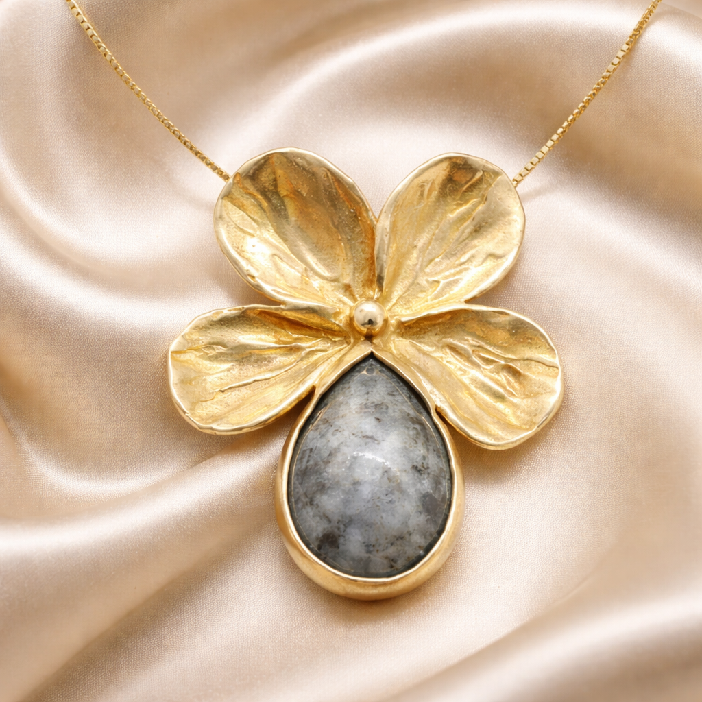 מחרוזת זהב עם פרח ואבן חן זהב