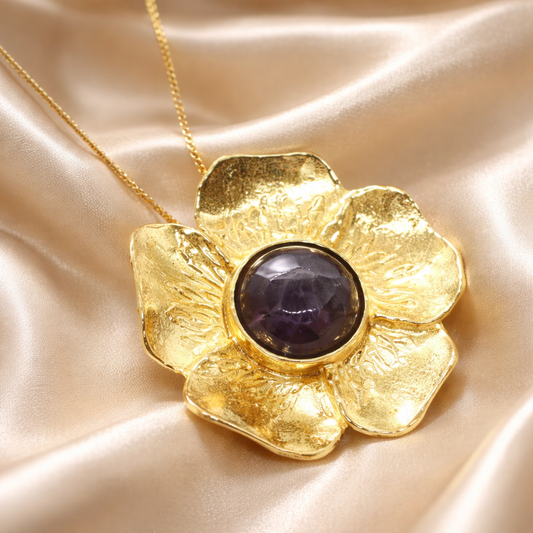 מחרוזת פרח גדול מזהב עם אבן חן