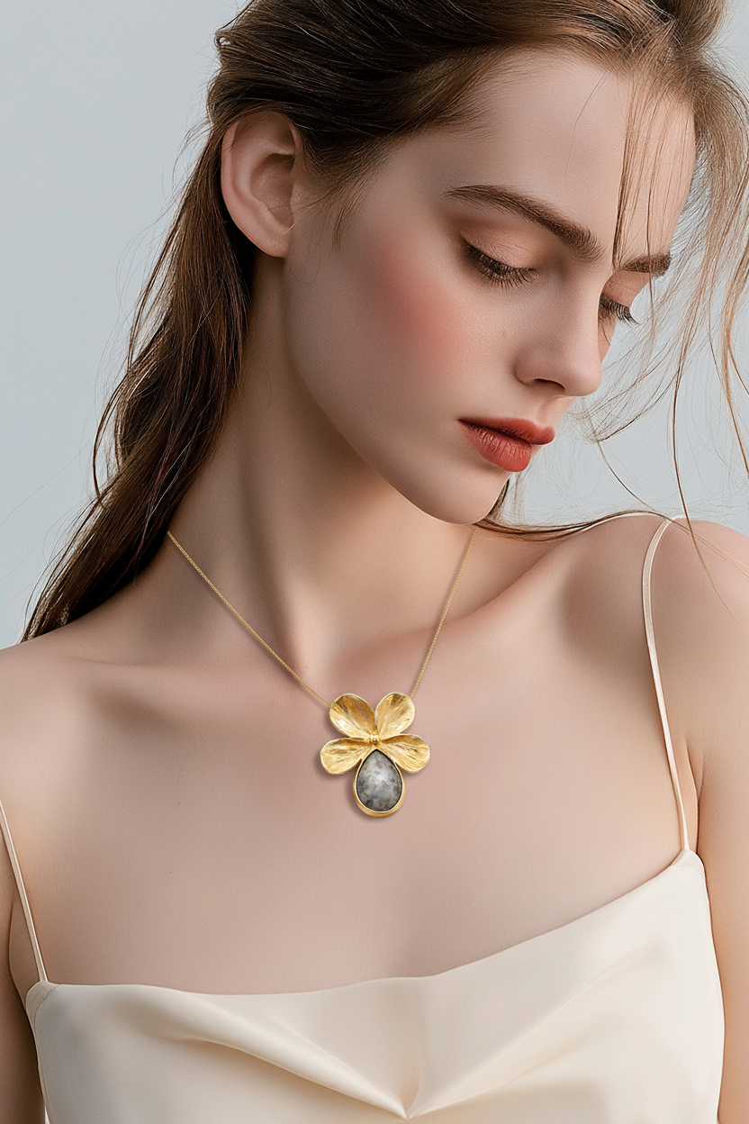 מחרוזת זהב עם פרח ואבן חן זהב