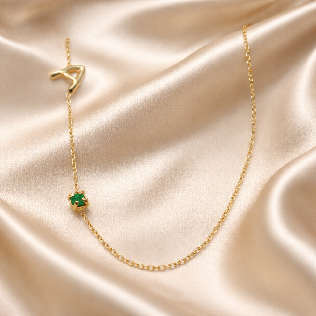 שרשרת זהב עם אות ואבן המזל