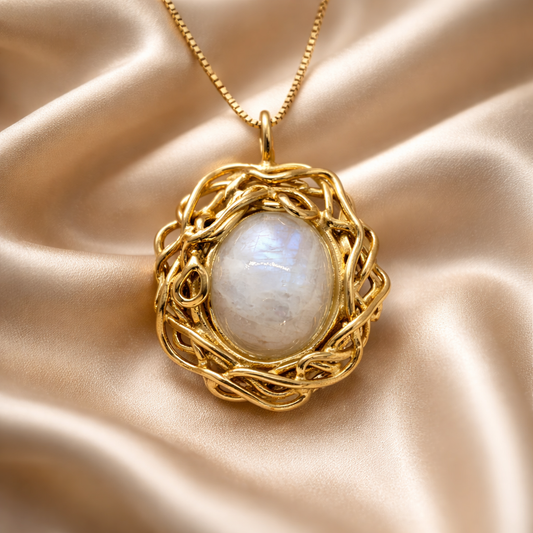 מחרוזת זהב עם תליון זהב ומון סטון