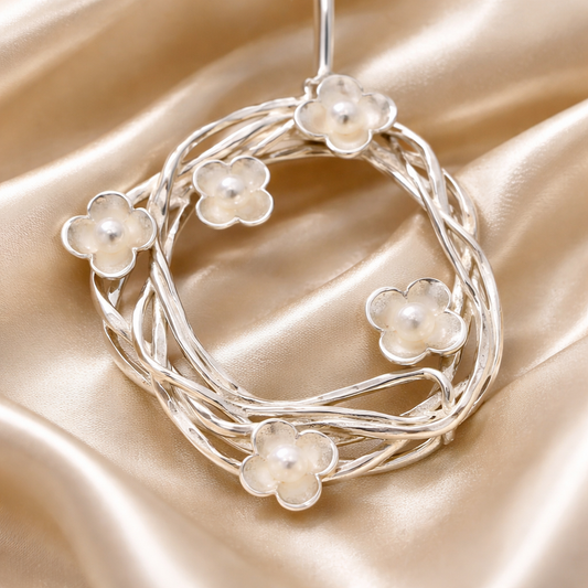 תליון כסף עם פרחים ופנינים