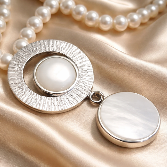 מחרוזת פנינים עם תליון כסף ואם הפנינה