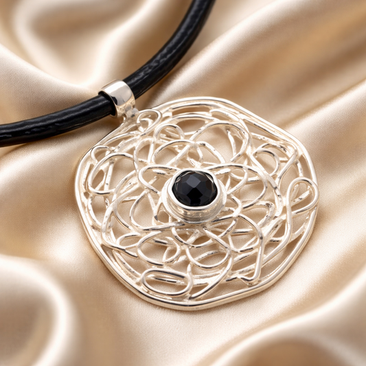 תליון כסף גדול על חוט עור