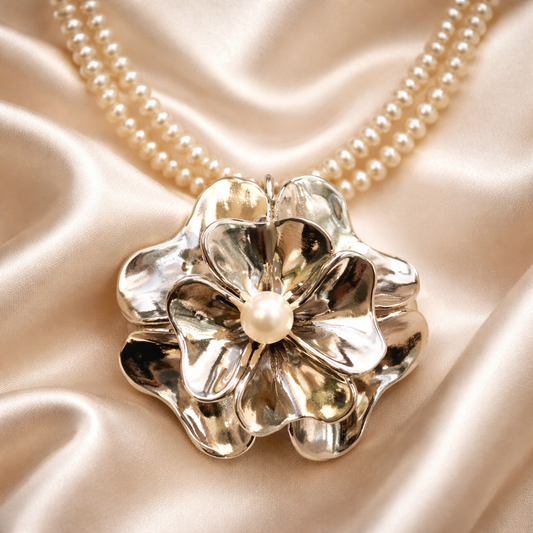 מחרוזת פנינים עם תליון כסף פרח