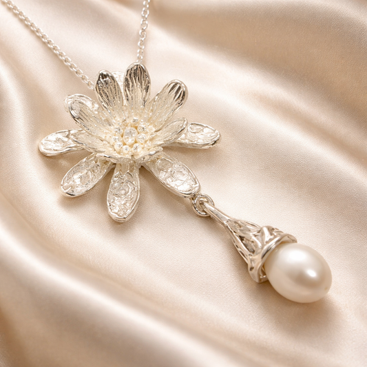 תליון פרח החרצית עם פנינה