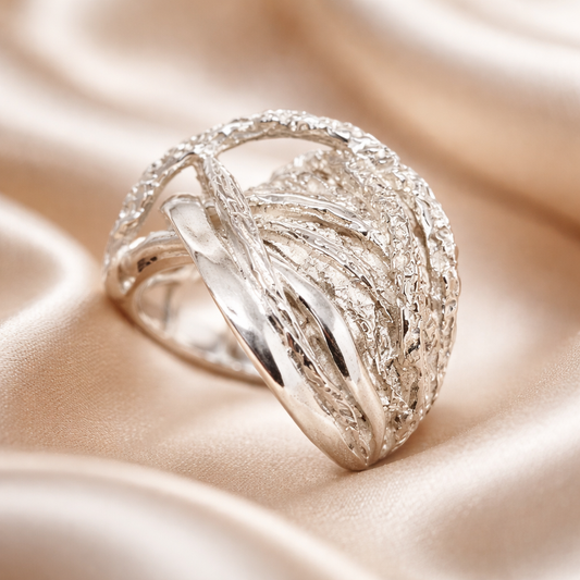 טבעת כסף מפוסלת עם טקסטורות