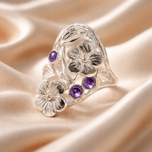 טבעת כסף מרובת אבנים עם פרחים ועלים