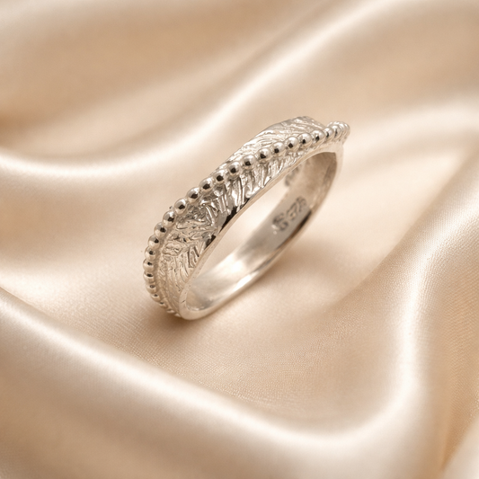 טבעת כסף צרה עם טקסטורה ייחודית