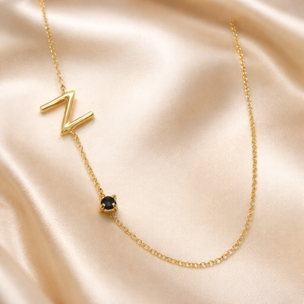 שרשרת זהב עם אות ואבן המזל