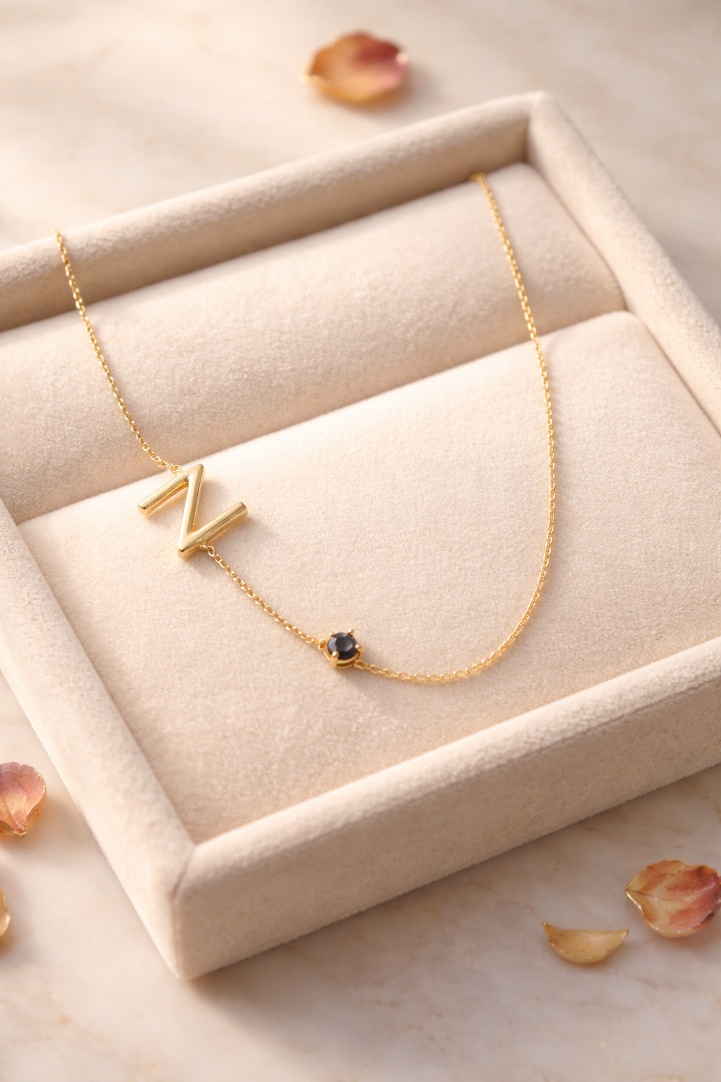 שרשרת זהב עם אות ואבן המזל