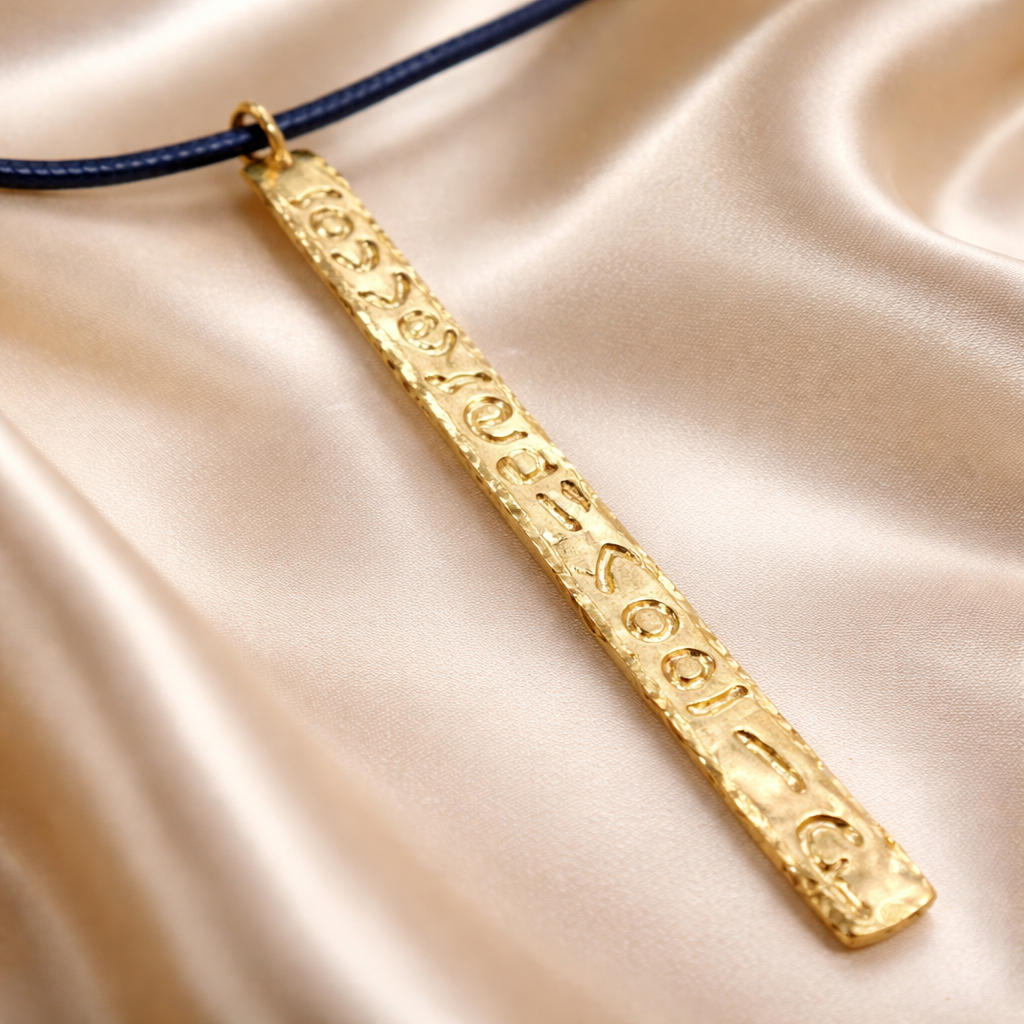 תליון זהב ועור