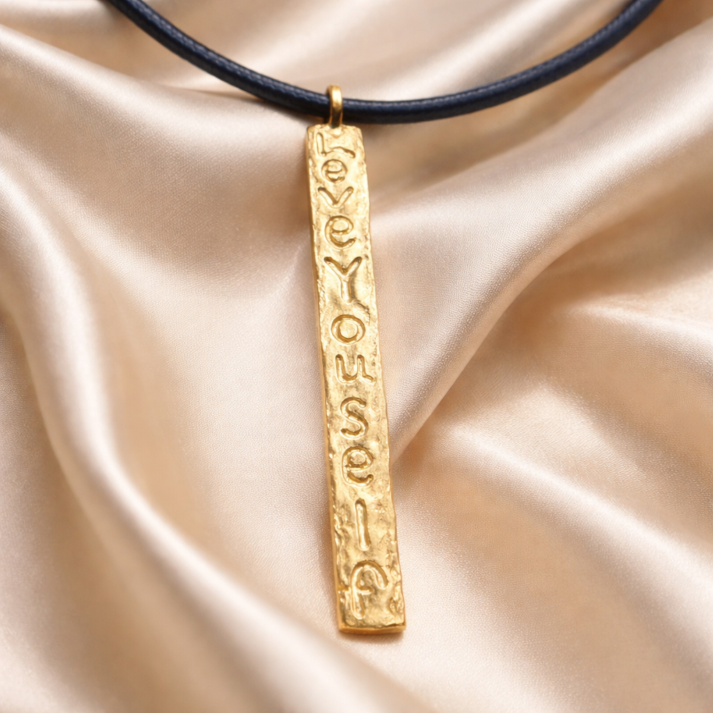 תליון זהב ועור