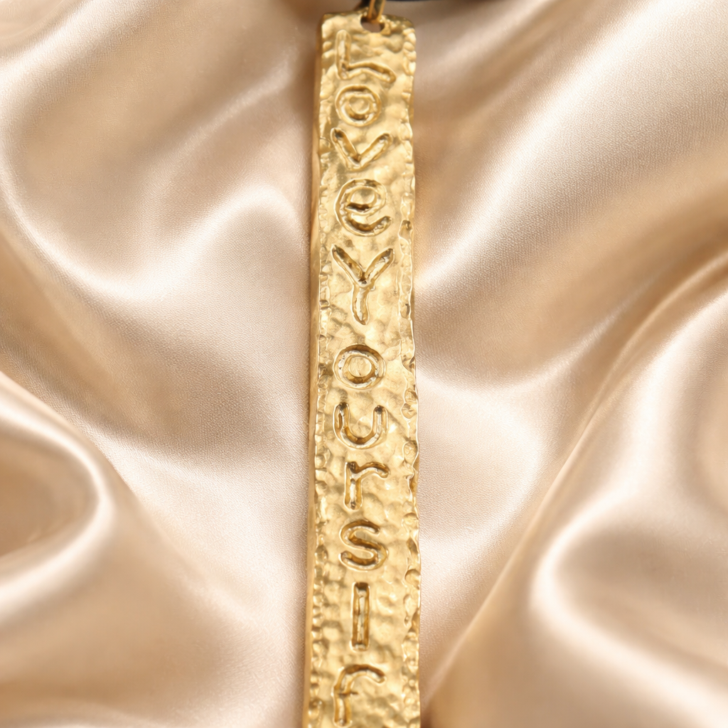 תליון זהב ועור