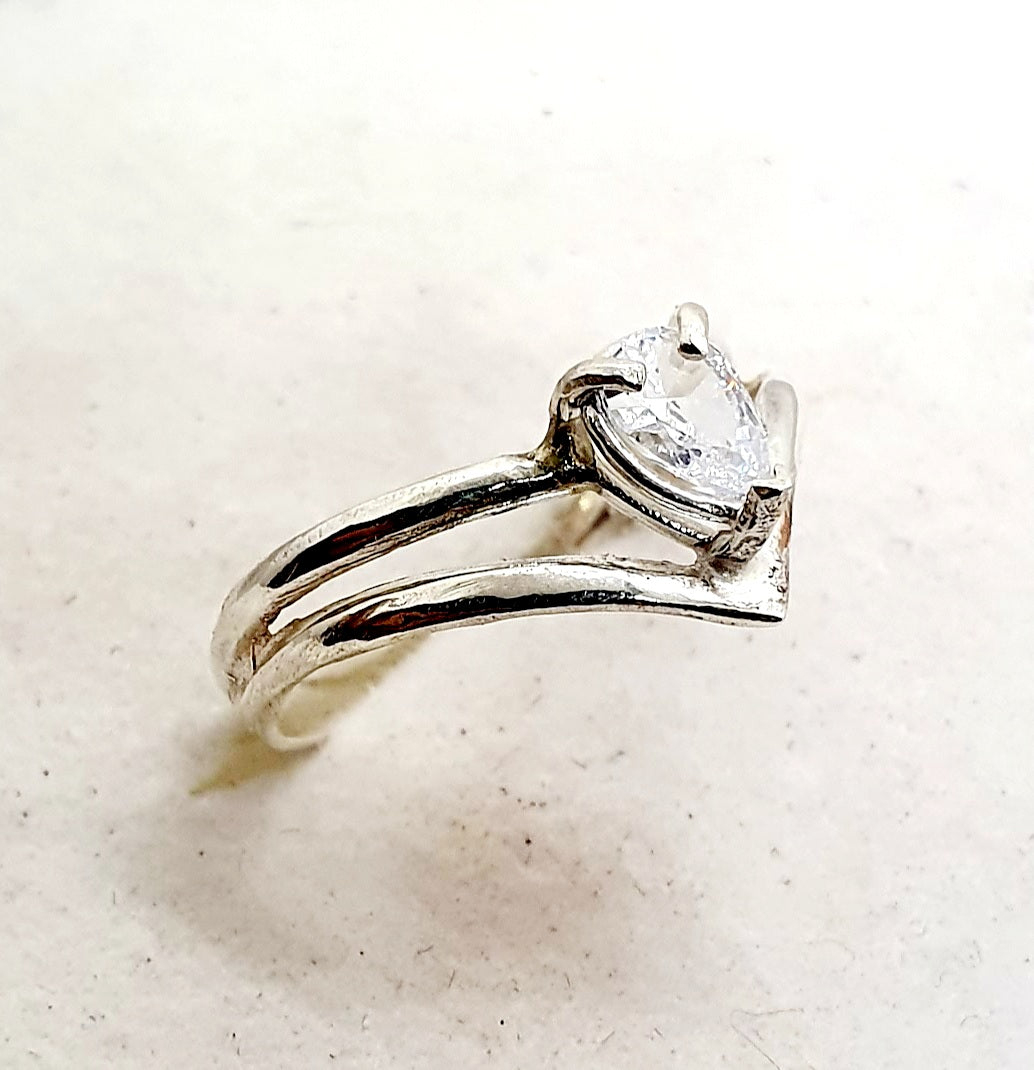 טבעת זהב לבן עם אבן טיפה - טבעת אירוסין