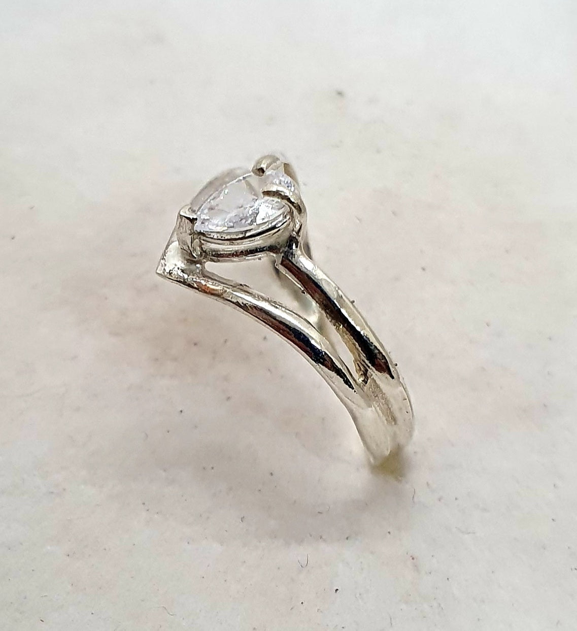 טבעת זהב לבן עם אבן טיפה - טבעת אירוסין