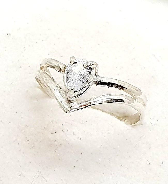 טבעת זהב לבן עם אבן טיפה - טבעת אירוסין