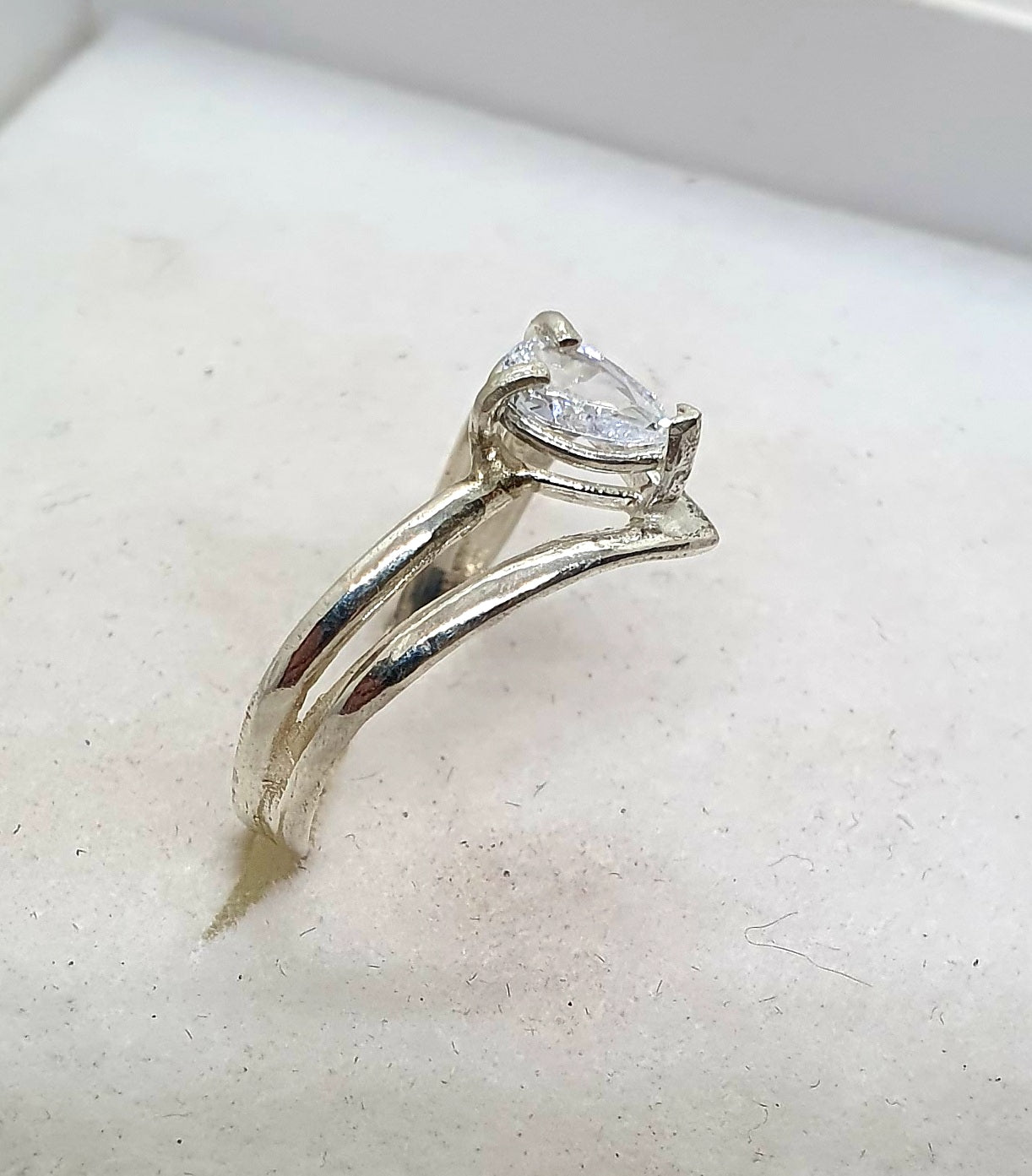 טבעת זהב לבן עם אבן טיפה - טבעת אירוסין