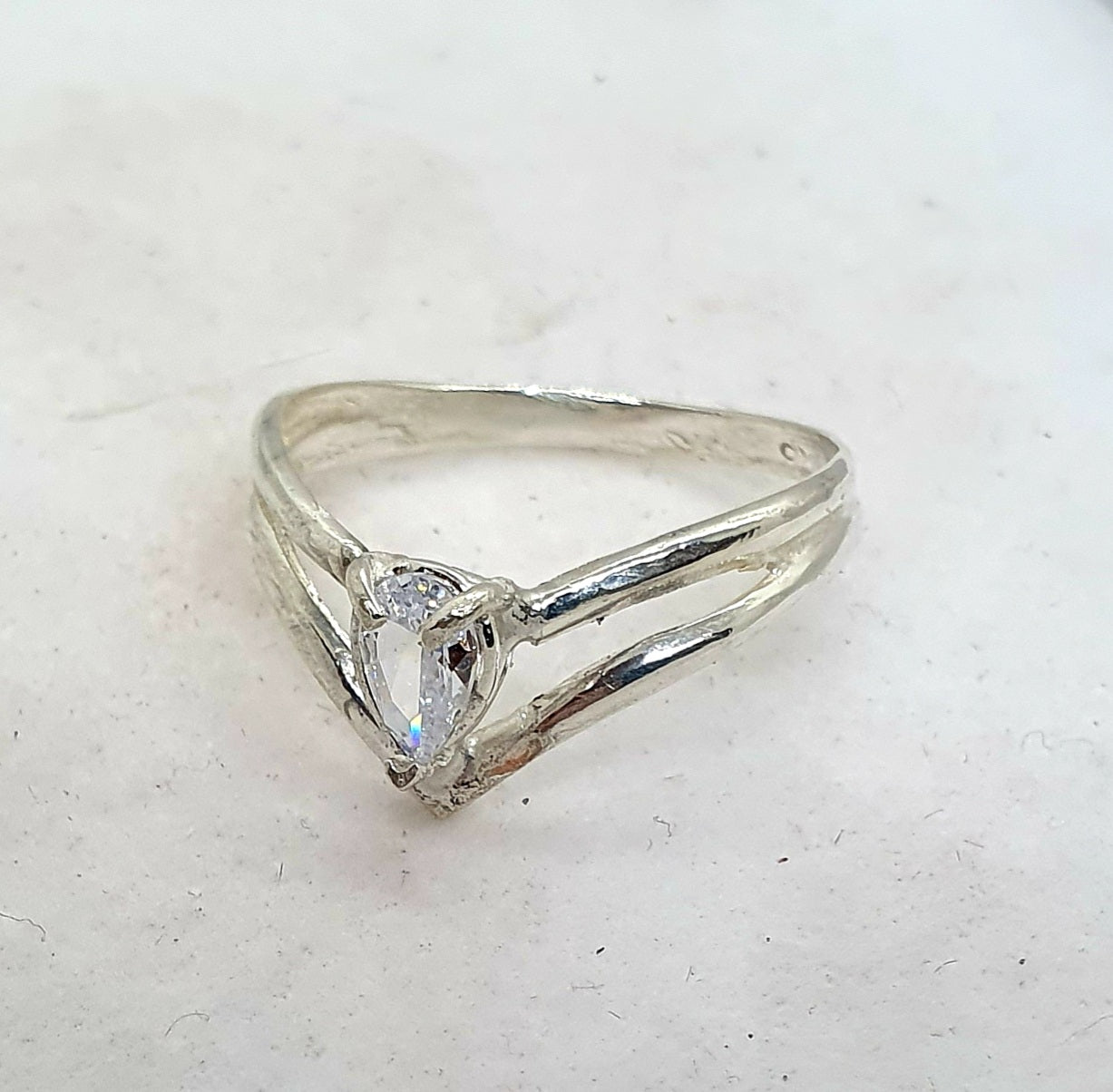 טבעת זהב לבן עם אבן טיפה - טבעת אירוסין