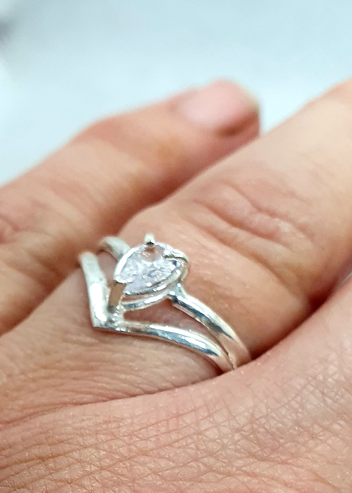 טבעת זהב לבן עם אבן טיפה - טבעת אירוסין